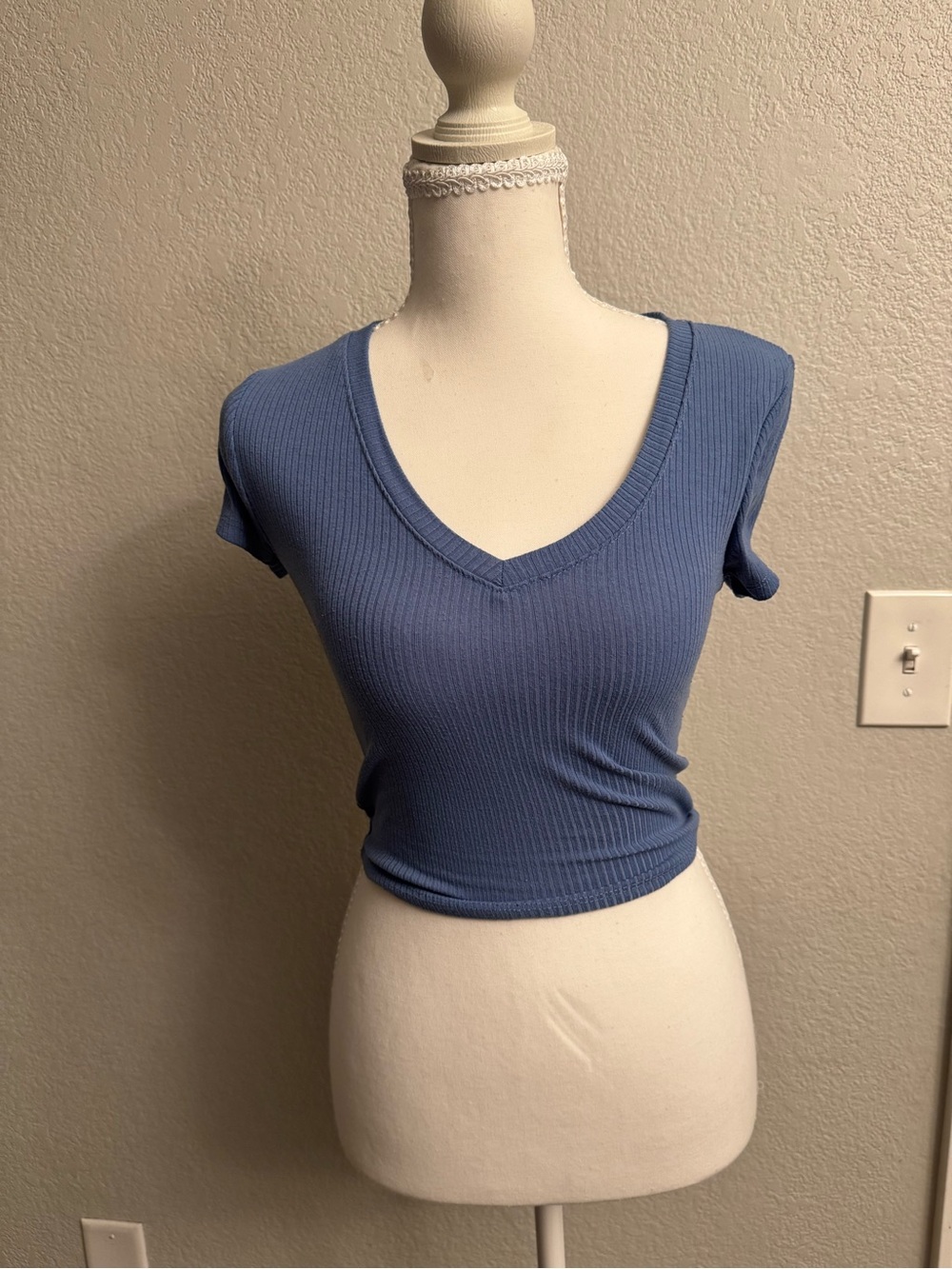 Ribbed V-Neck Short Sleeve Crop Top in Slate Blue